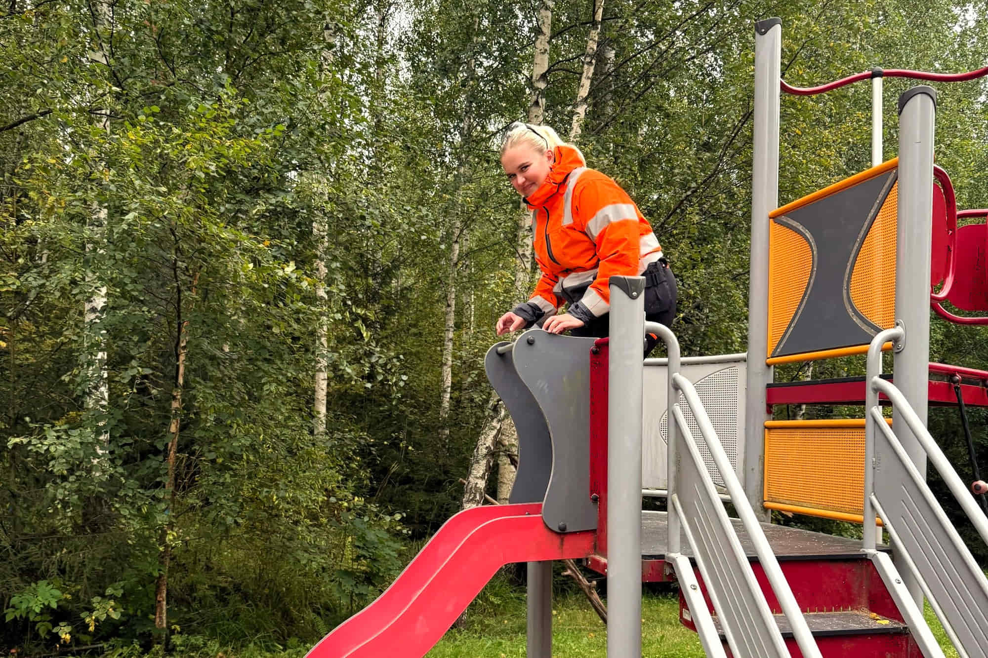 Iita Kellokoski työnteossa liukumäen päällä.